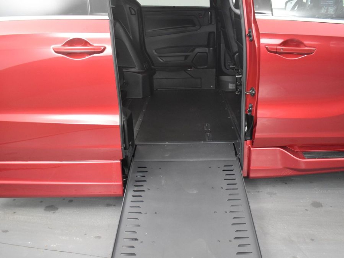 Red Honda Odyssey image number 11