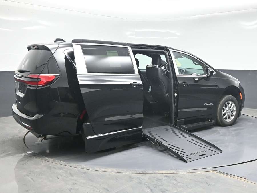 Black Chrysler Pacifica image number 6