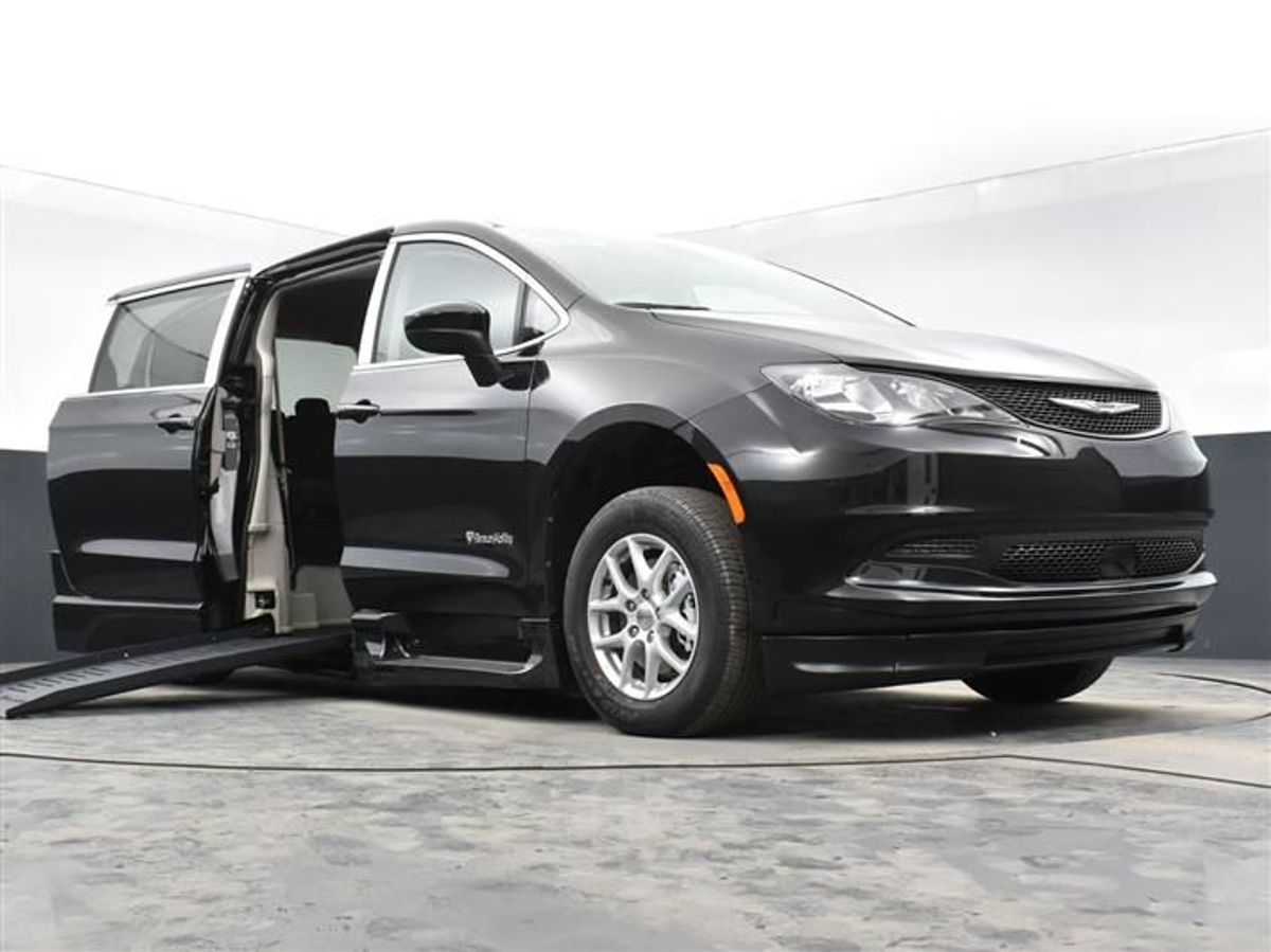 Black Chrysler Voyager image number 21