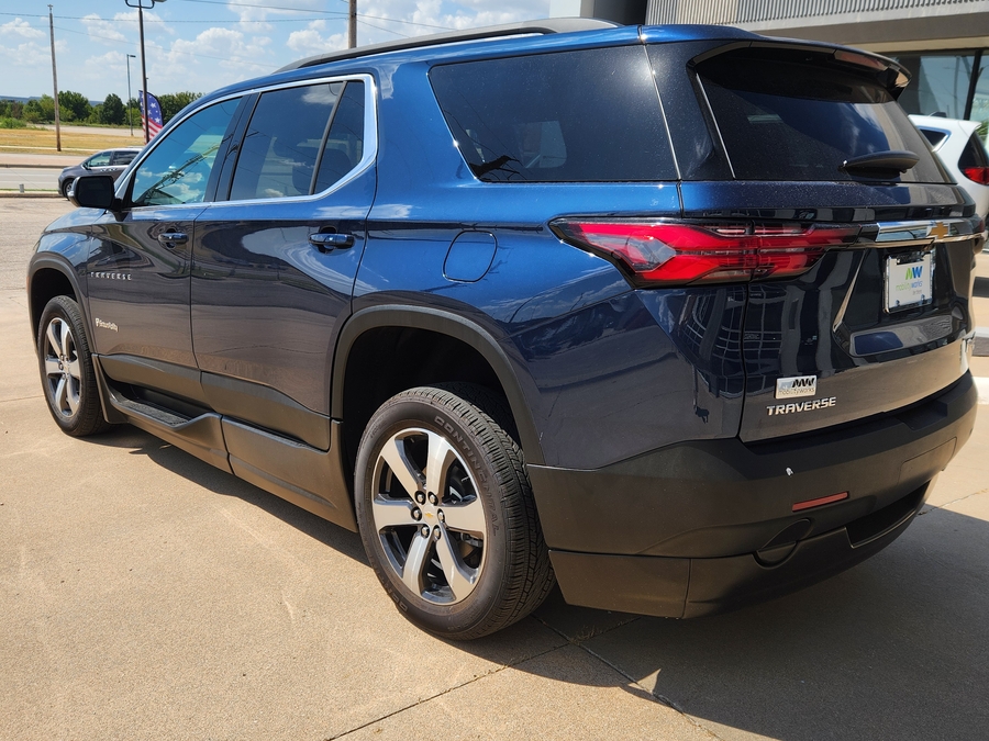 Blue Chevrolet Traverse image number 4