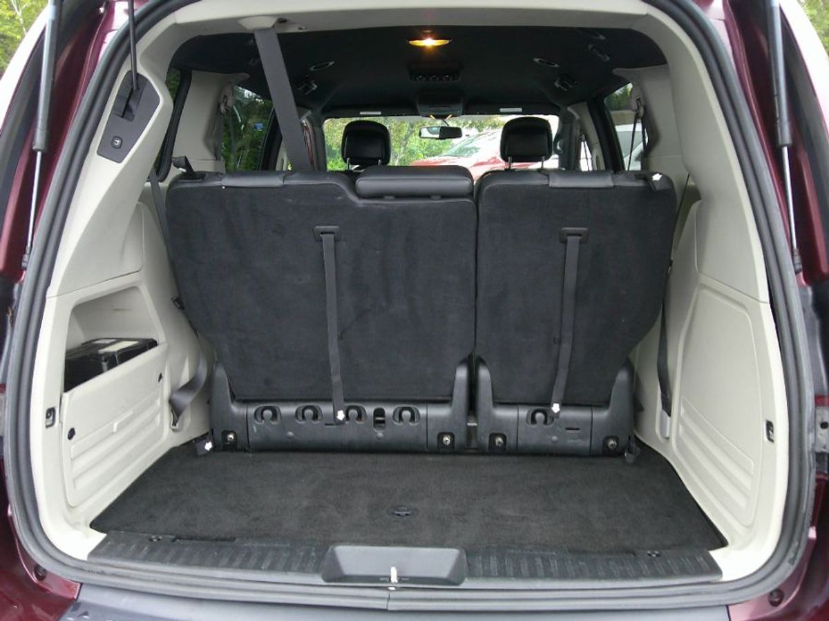 Red Dodge Grand Caravan image number 19