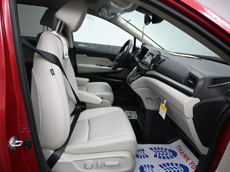 Red Honda Odyssey image number 5
