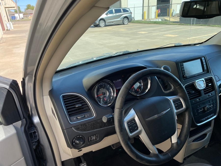 Used 2014 Chrysler Town & Country Touring - VMI Side Entry In Floor Automatic Ramp
