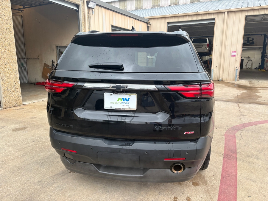 Black Chevrolet Traverse image number 2
