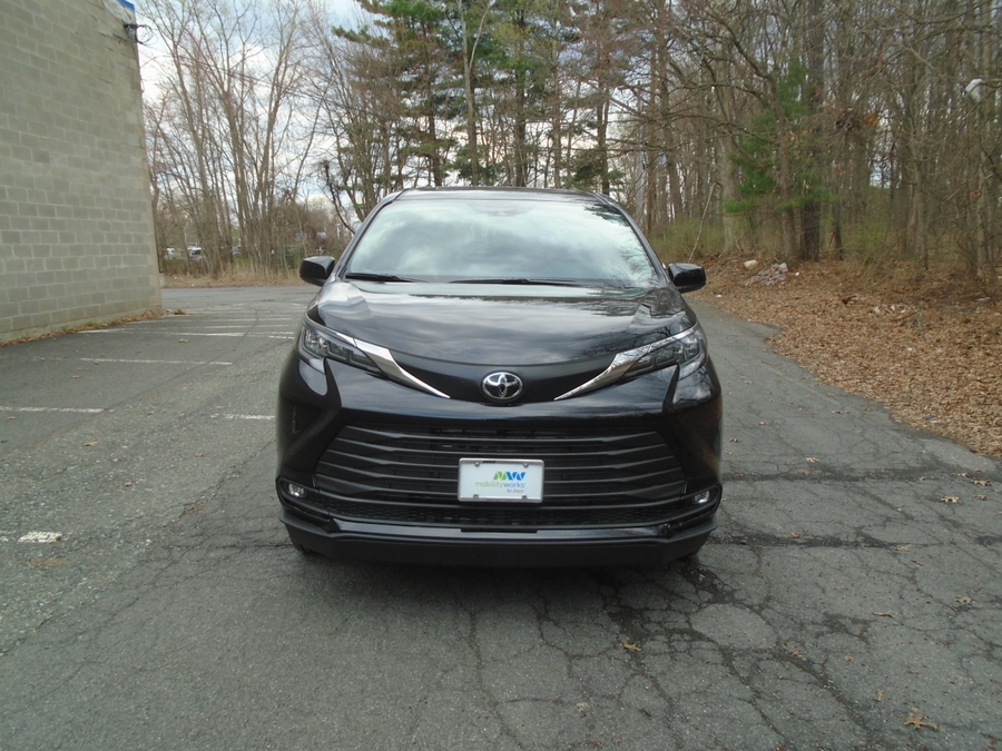 Black Toyota Sienna image number 9
