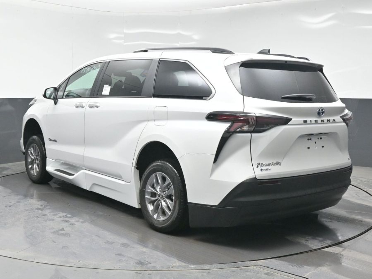 2025 TOYOTA SIENNA - Image 3