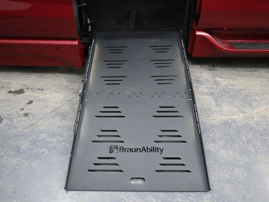 New 2026 Toyota Sienna Hybrid XLE Base - BraunAbility Side Entry Fold Out Automatic Ramp