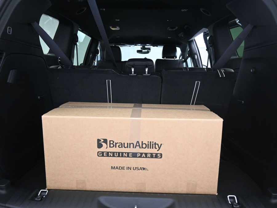 Black Chrysler Pacifica image number 11