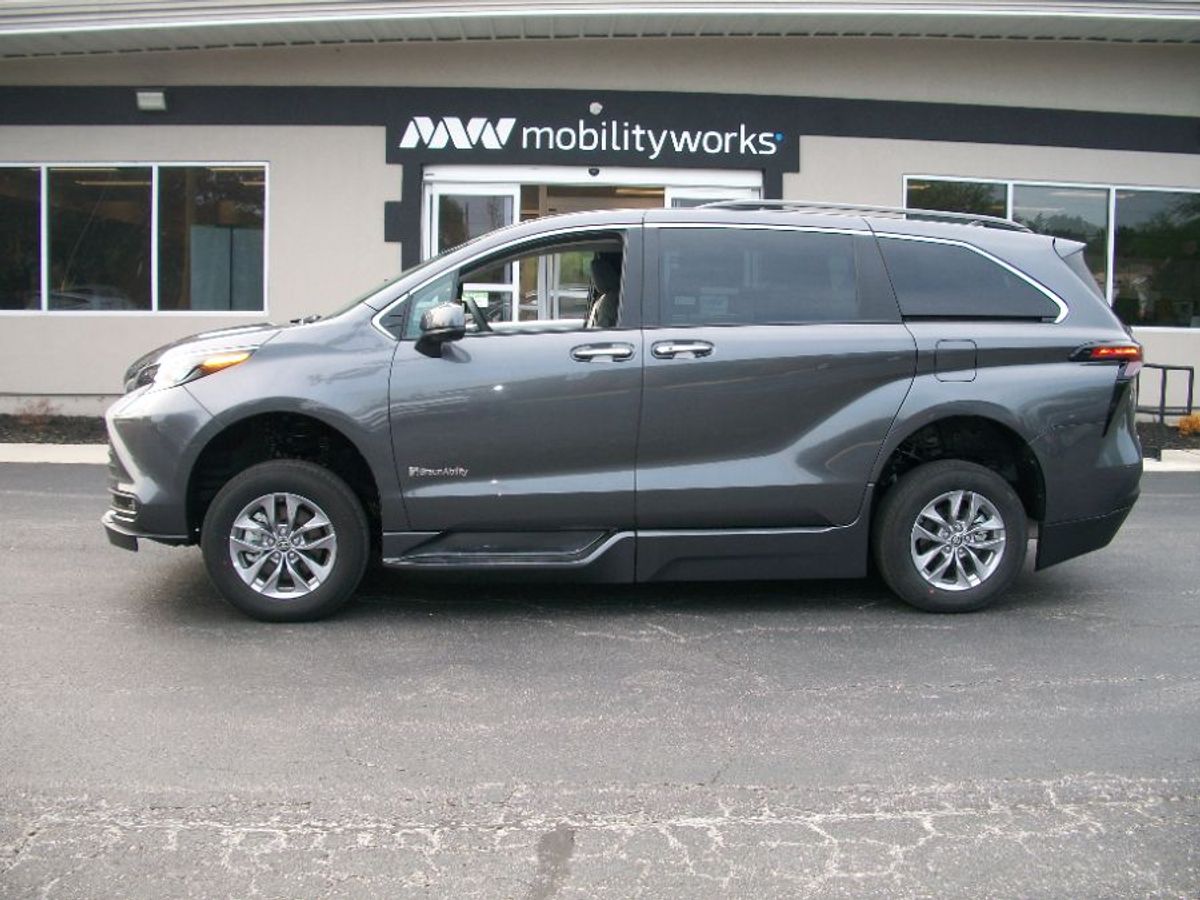 Grey Toyota Sienna image number 5