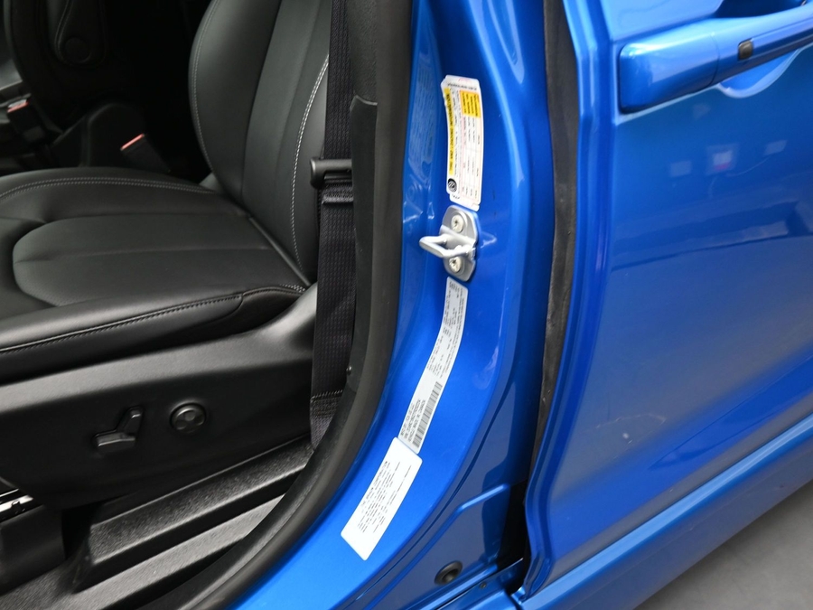 Blue Chrysler Pacifica image number 13