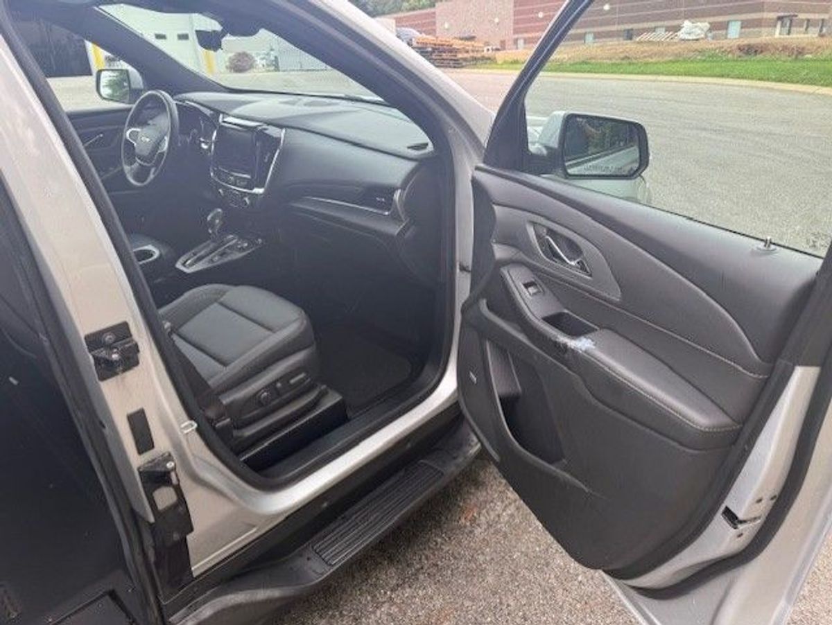 Silver Chevrolet Traverse image number 2