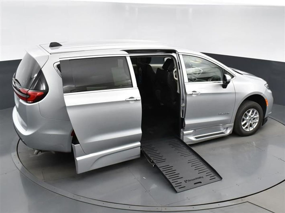 Silver Chrysler Pacifica image number 23