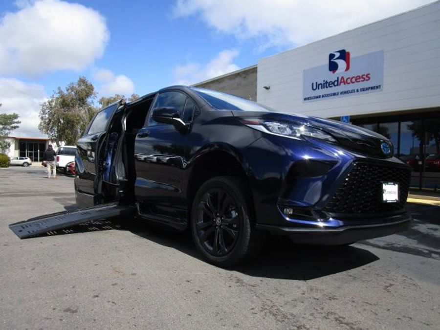 New 2025 Toyota Sienna Hybrid XSE Sport - BraunAbility Side Entry Entry Fold Out Automatic Ramp