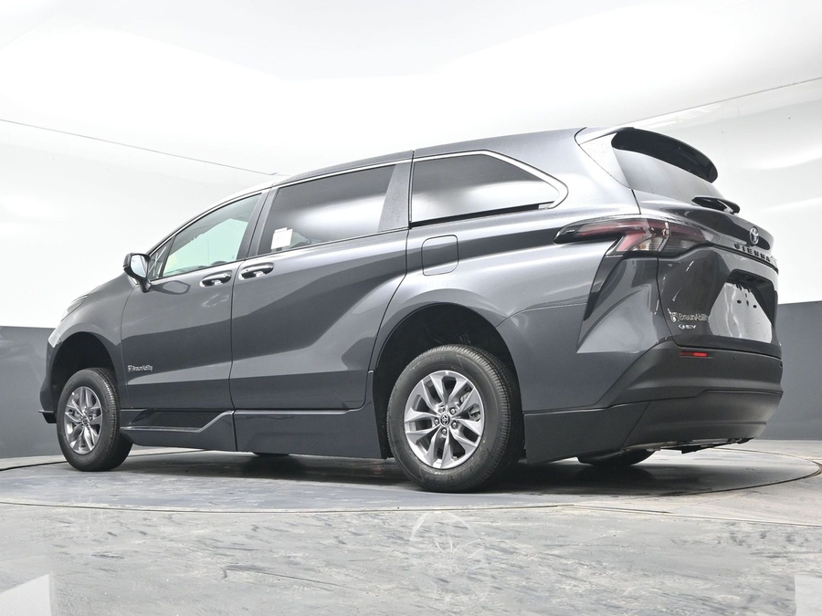 New 2025 Toyota Sienna Hybrid XLE Base - BraunAbility Side Entry Entry In Floor Automatic Ramp