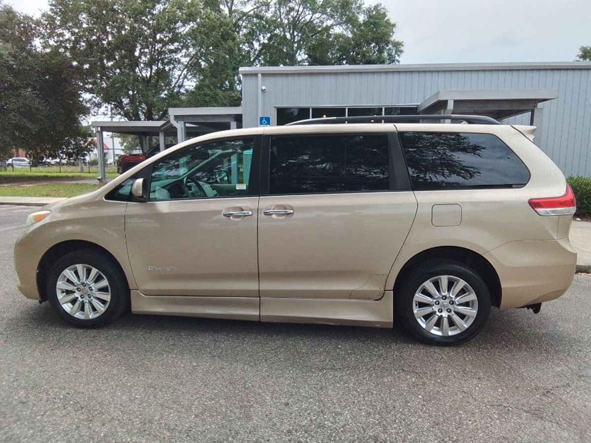 2011 TOYOTA SIENNA - Image 9