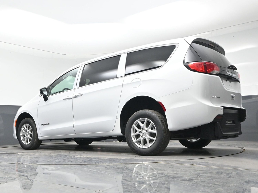 White Chrysler Voyager image number 21