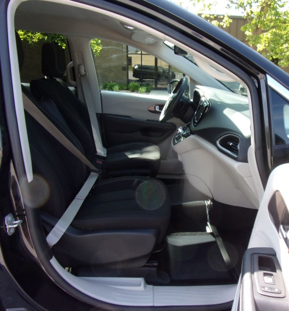 Black Chrysler Voyager image number 14