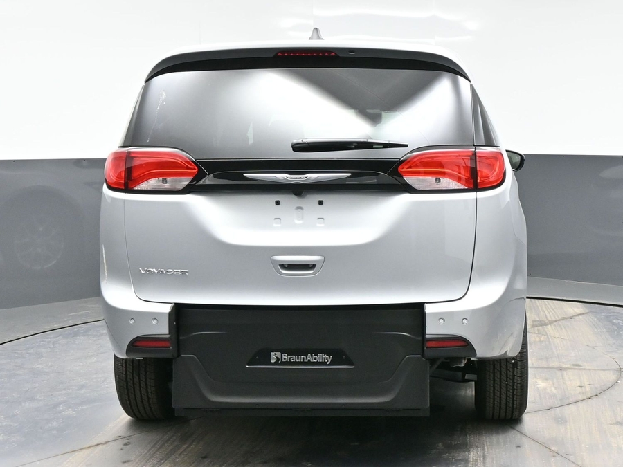 Silver Chrysler Voyager image number 5