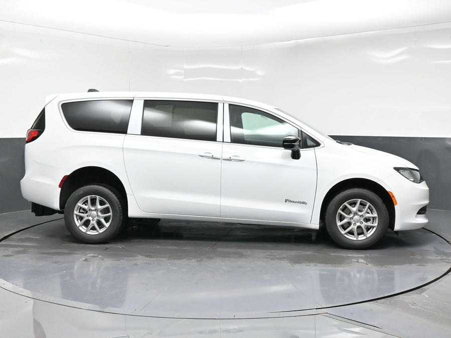 2026 Chrysler Voyager's photo