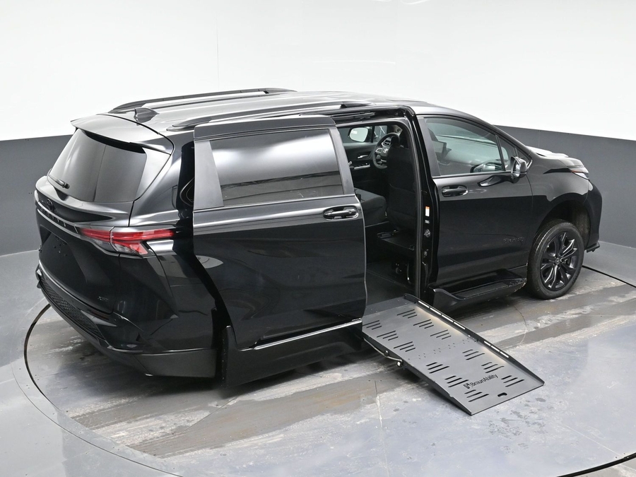 Black Toyota Sienna image number 25