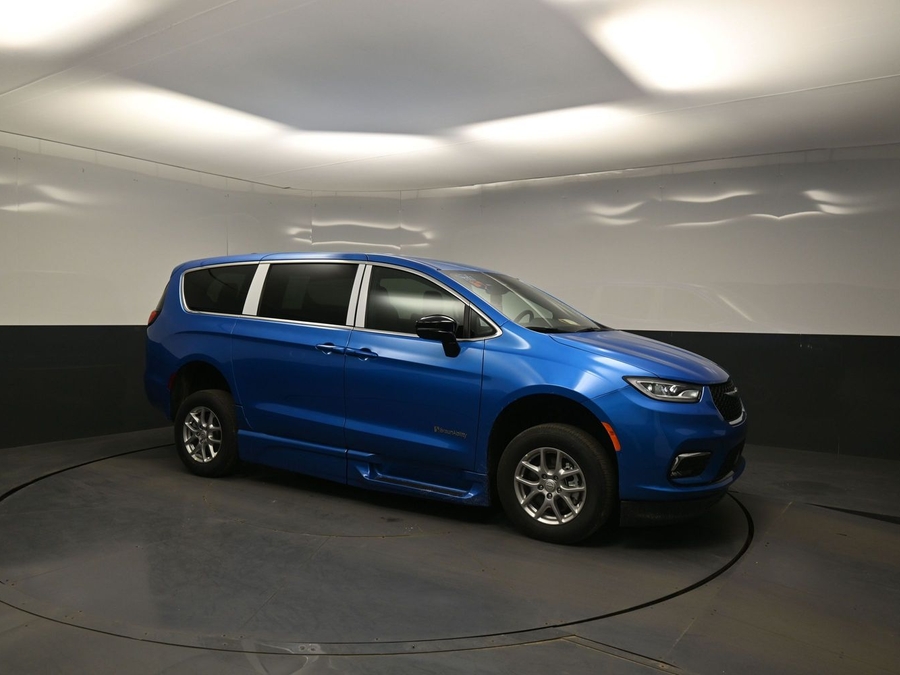 Blue Chrysler Pacifica image number 14