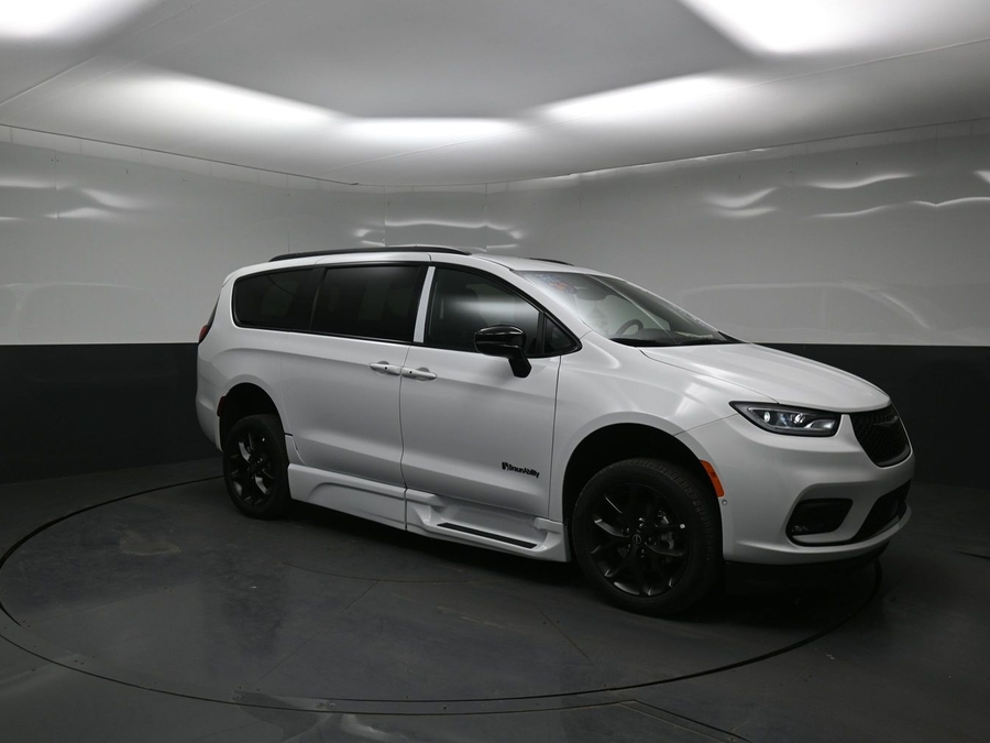 White Chrysler Pacifica image number 13