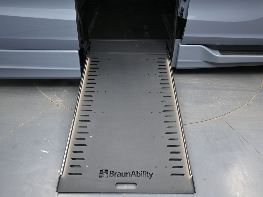 Grey Honda Odyssey image number 10