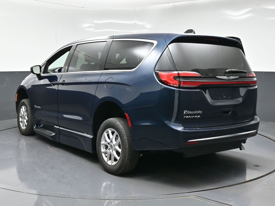 Used 2025 Chrysler Pacifica Select - BraunAbility Side Entry In Floor Automatic Ramp