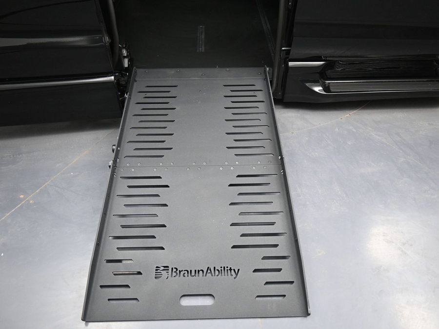 Black Chrysler Pacifica image number 3