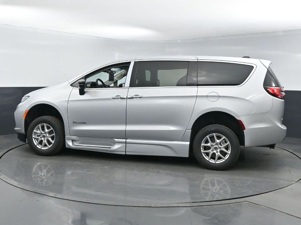 Silver Chrysler Pacifica image number 20