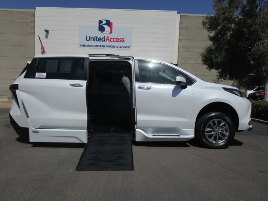 Used 2023 Toyota Sienna Hybrid XLE Plus - BraunAbility Side Entry Entry Fold Out Automatic Ramp