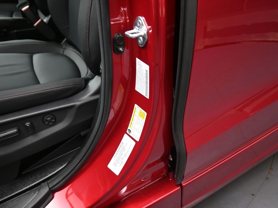 Red Honda Odyssey image number 13