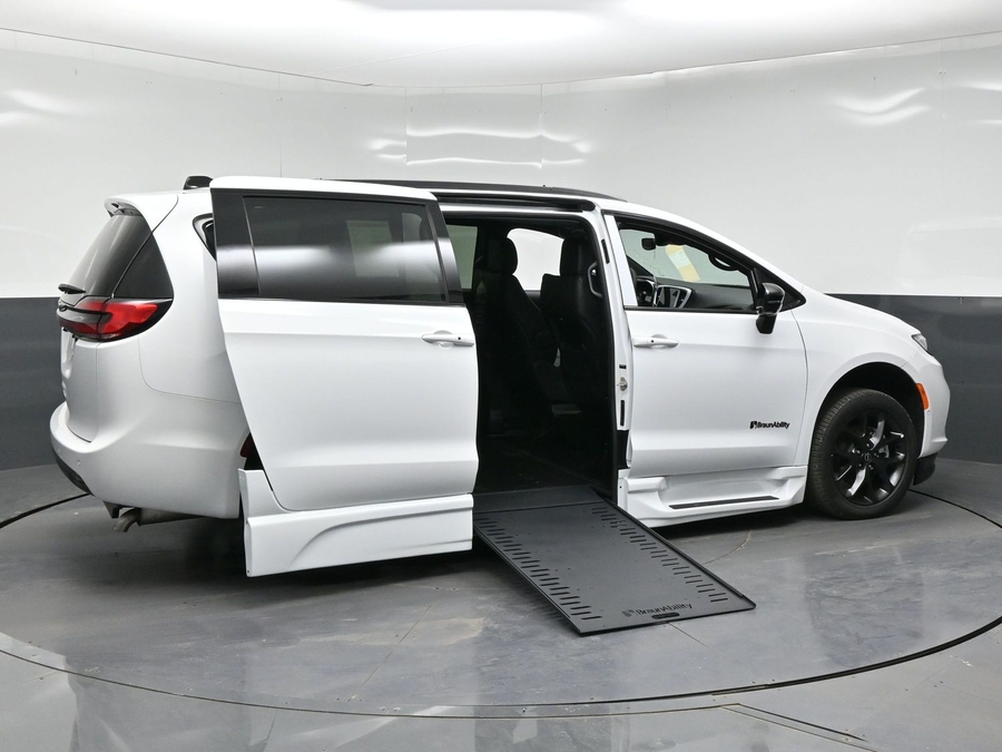 White Chrysler Pacifica image number 7