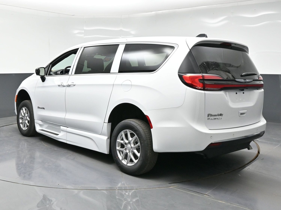 White Chrysler Pacifica image number 4