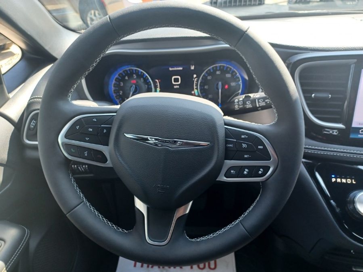 White Chrysler Pacifica image number 14