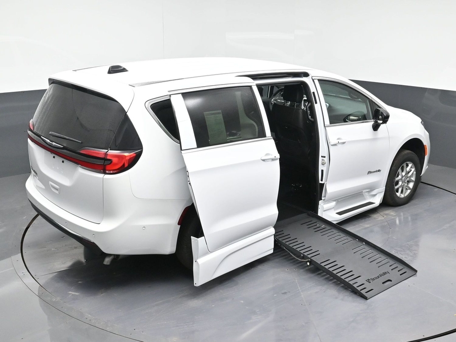 New 2025 Chrysler Pacifica Select Safety - BraunAbility Side Entry Entry Fold Out Automatic Ramp