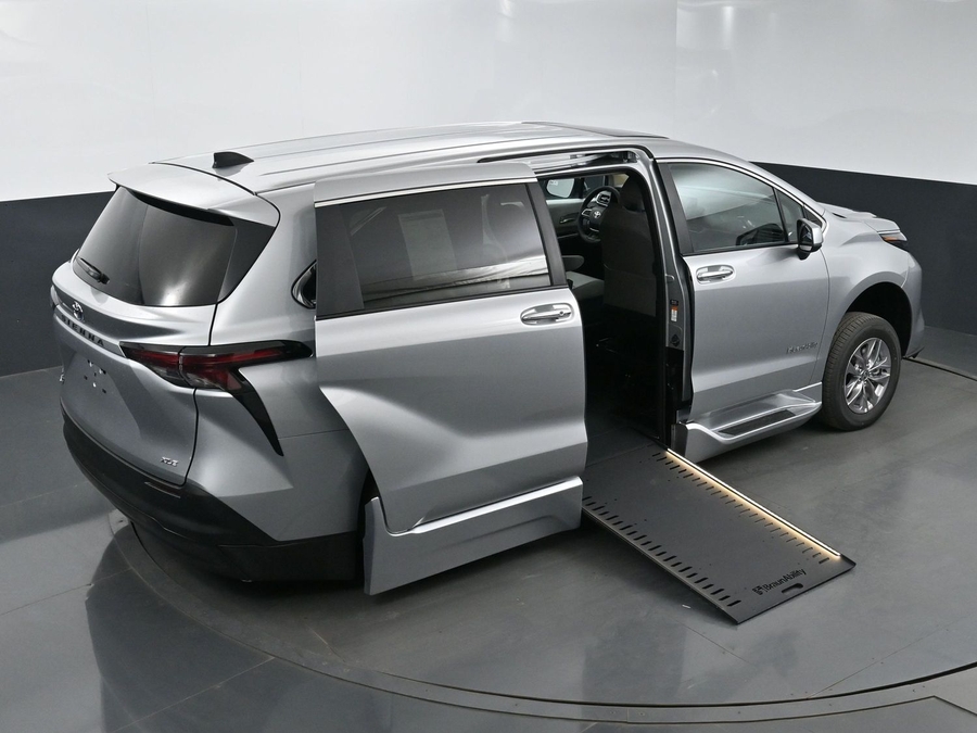 New 2025 Toyota Sienna Hybrid XLE Base - BraunAbility Side Entry Entry In Floor Automatic Ramp