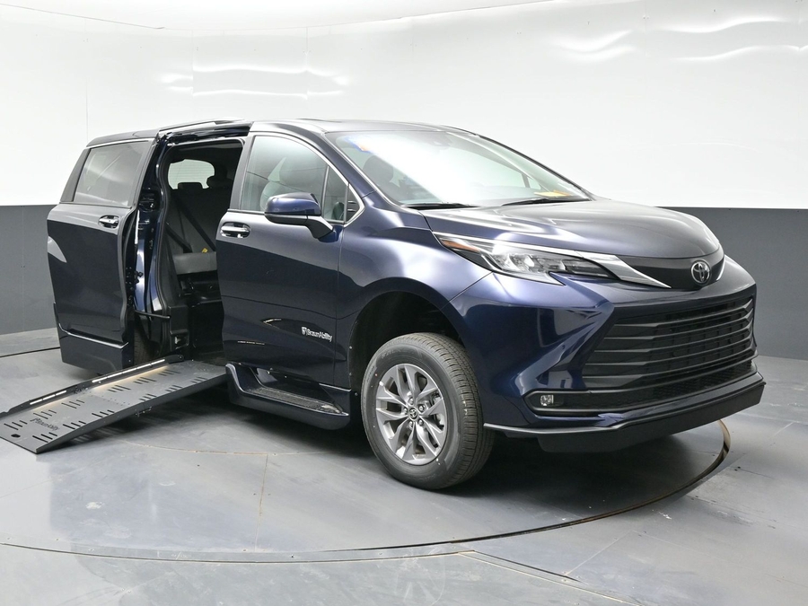New 2026 Toyota Sienna Hybrid XLE Base - BraunAbility Side Entry Fold Out Automatic Ramp