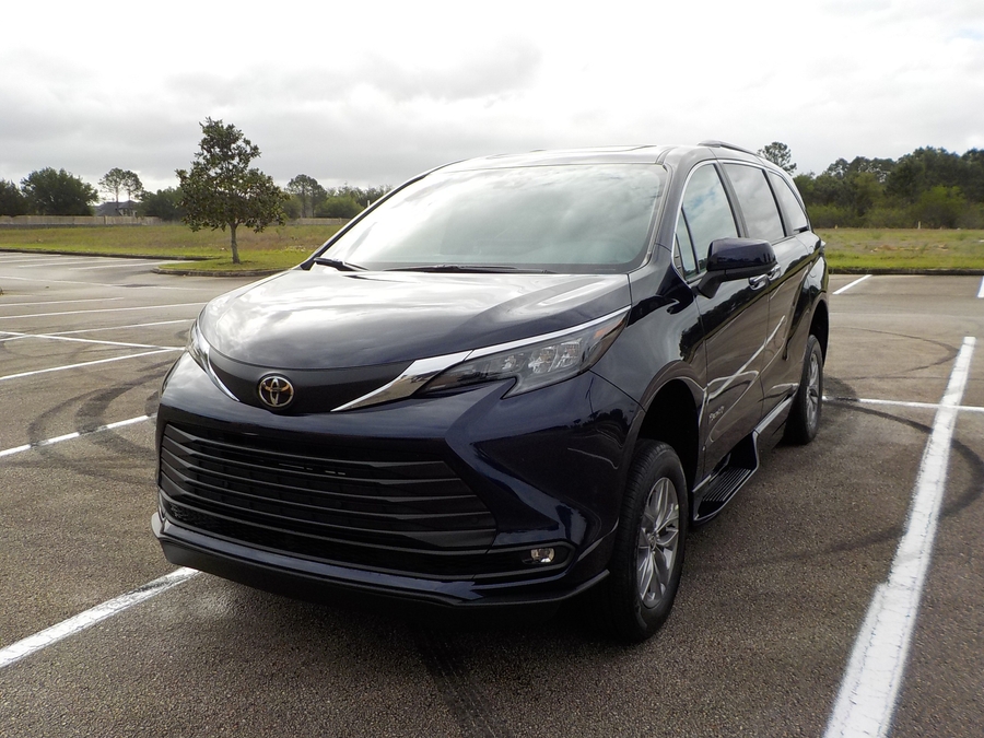 Blue Toyota Sienna image number 25