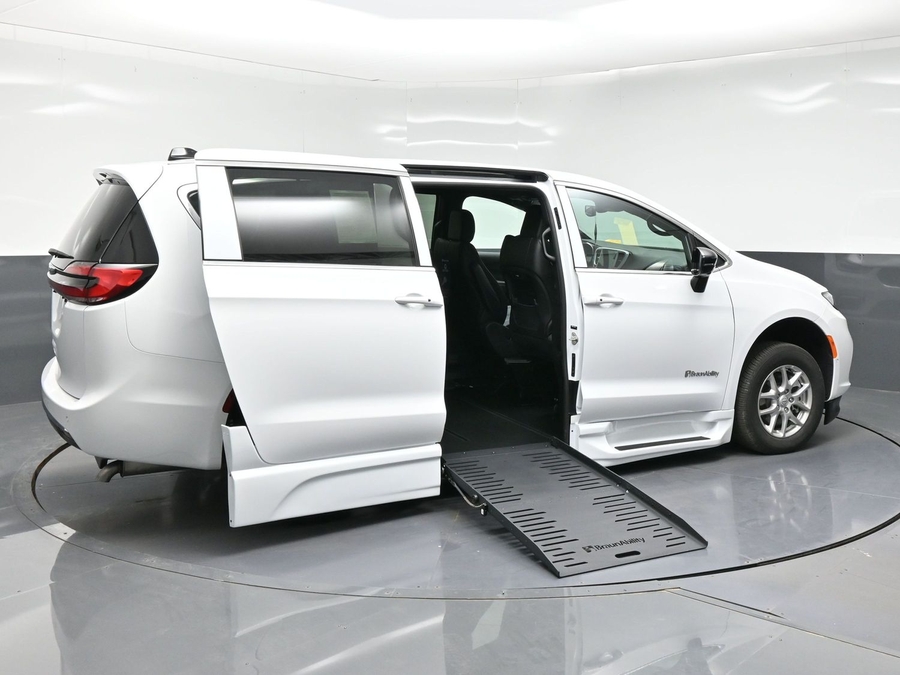 White Chrysler Pacifica image number 3