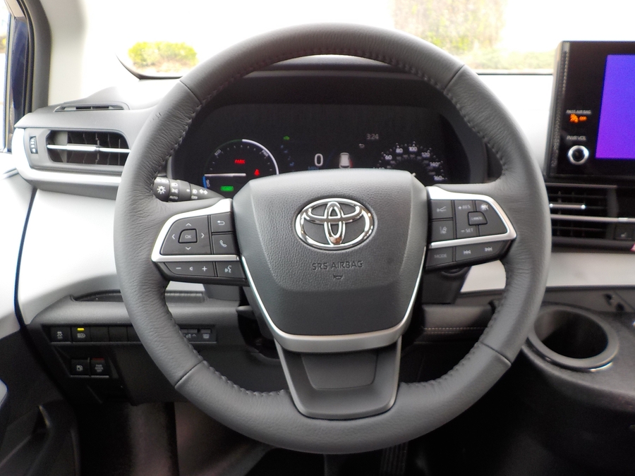 Blue Toyota Sienna image number 32