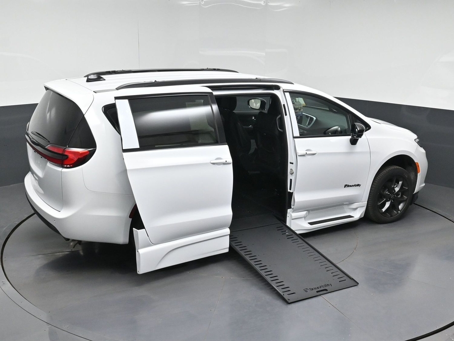 White Chrysler Pacifica image number 22