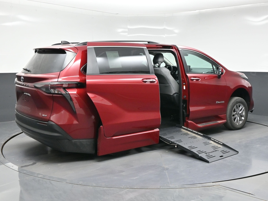 New 2026 Toyota Sienna Hybrid XLE Add - BraunAbility Side Entry Fold Out Automatic Ramp