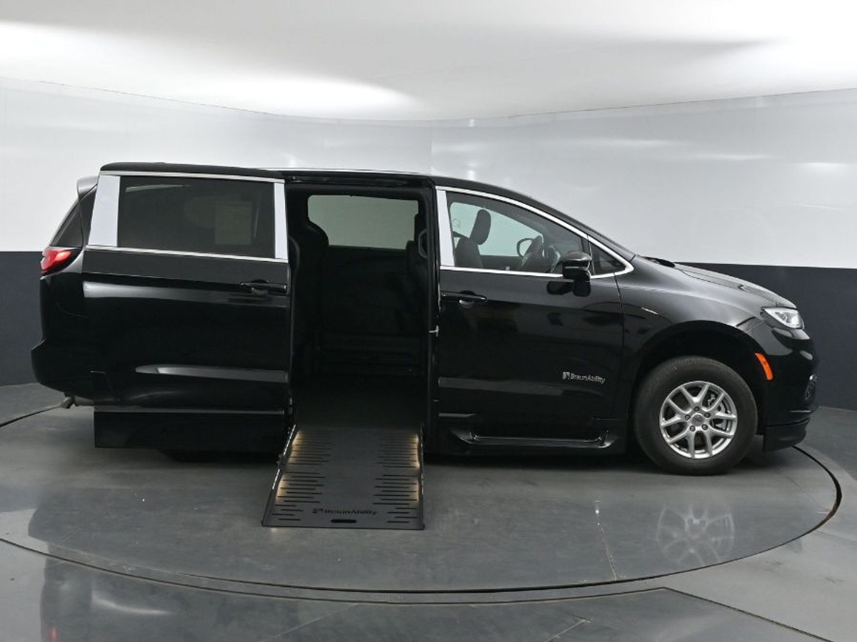 2025 CHRYSLER PACIFICA - Image 1