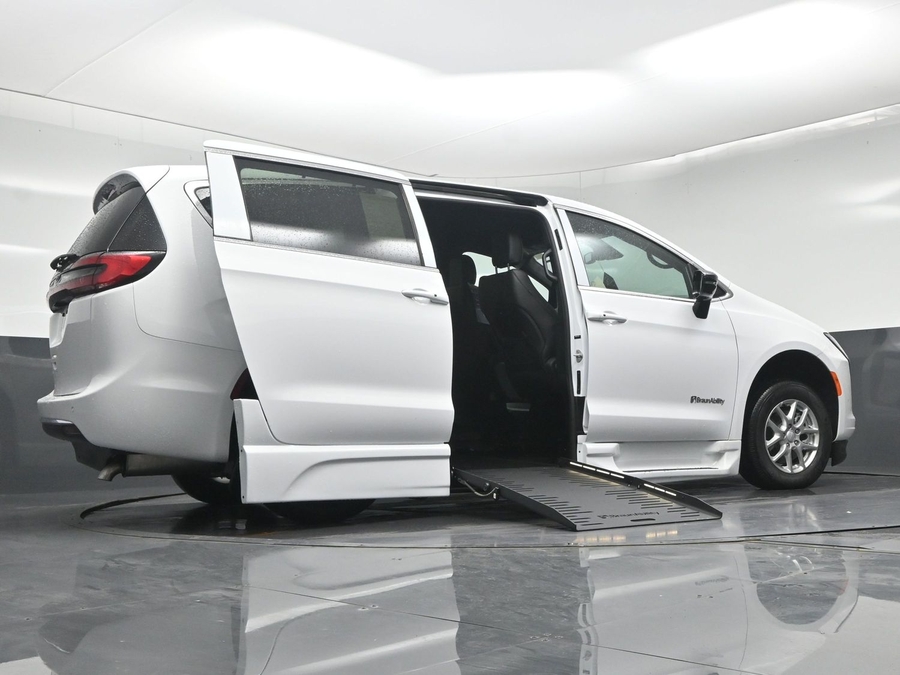 White Chrysler Pacifica image number 7
