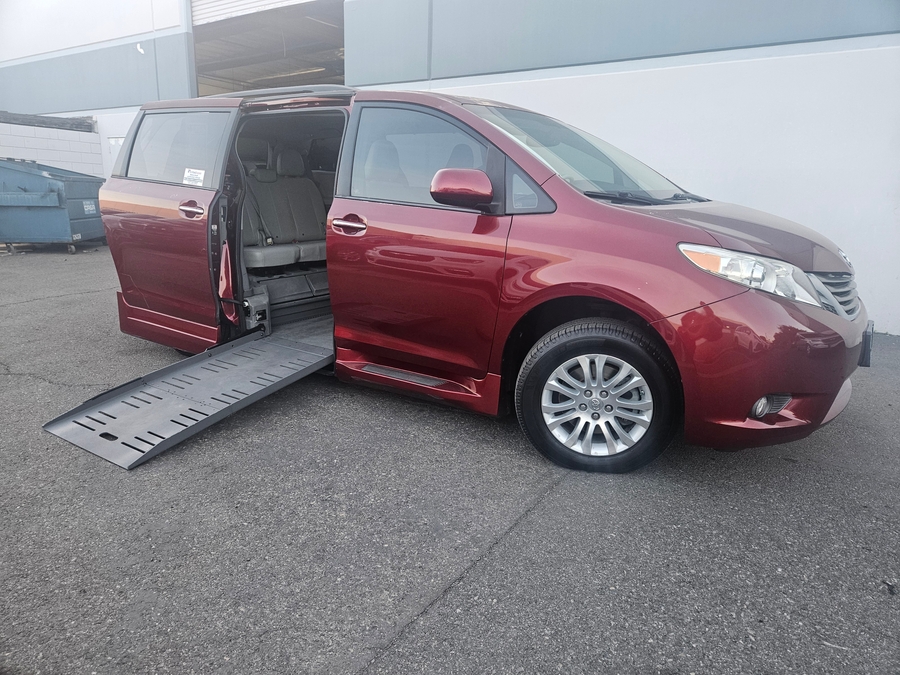 Used 2012 Toyota Sienna XLE Base - BraunAbility Side Entry Entry Fold Out Automatic Ramp