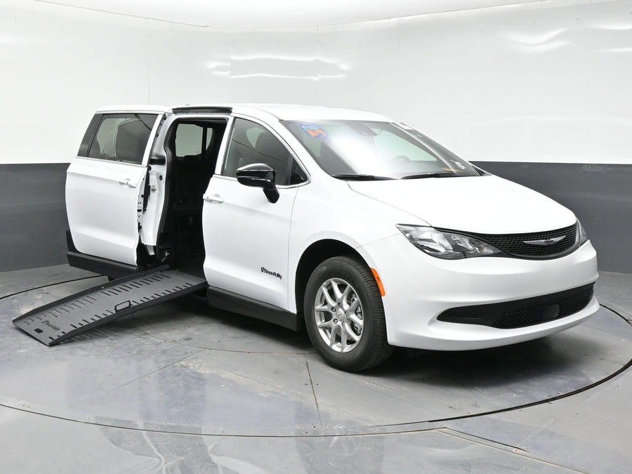 2026 Chrysler Voyager LX's photo