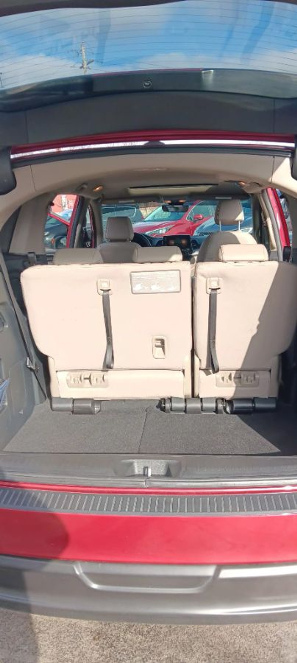 Red Honda Odyssey image number 12