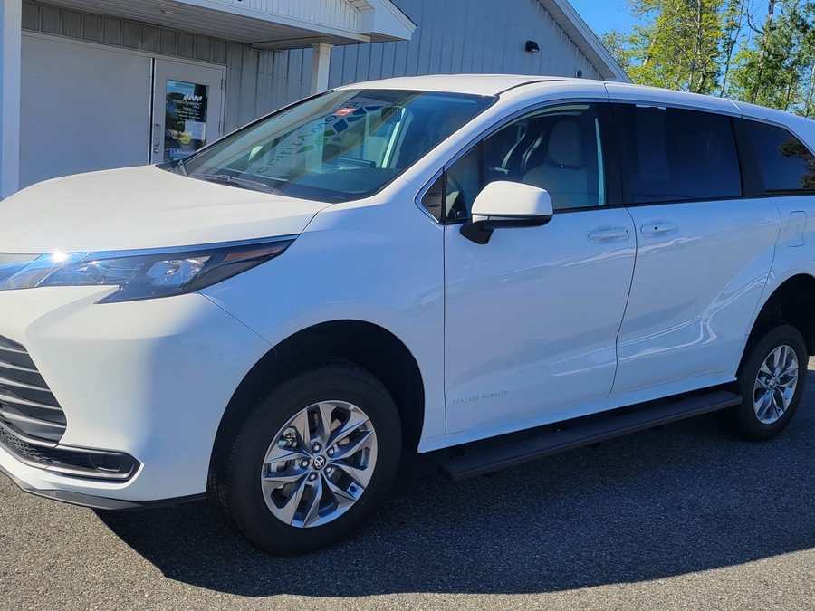 White Toyota Sienna image number 2