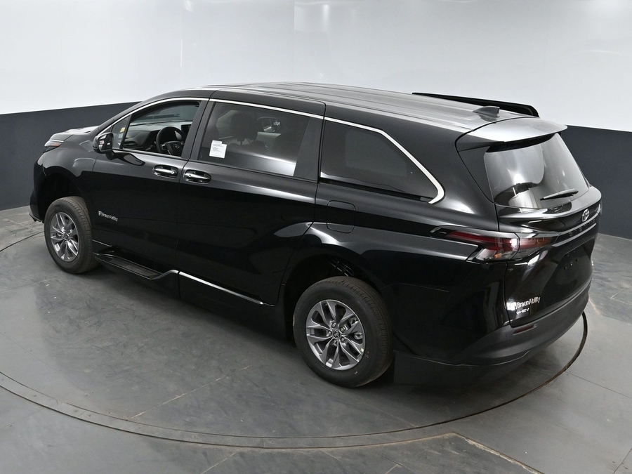 New 2025 Toyota Sienna Hybrid XLE Base - BraunAbility Side Entry Entry Fold Out Automatic Ramp
